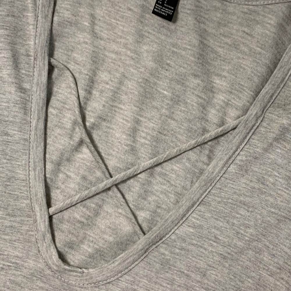 Criss cross neckline loose tee - Picture 4 of 7